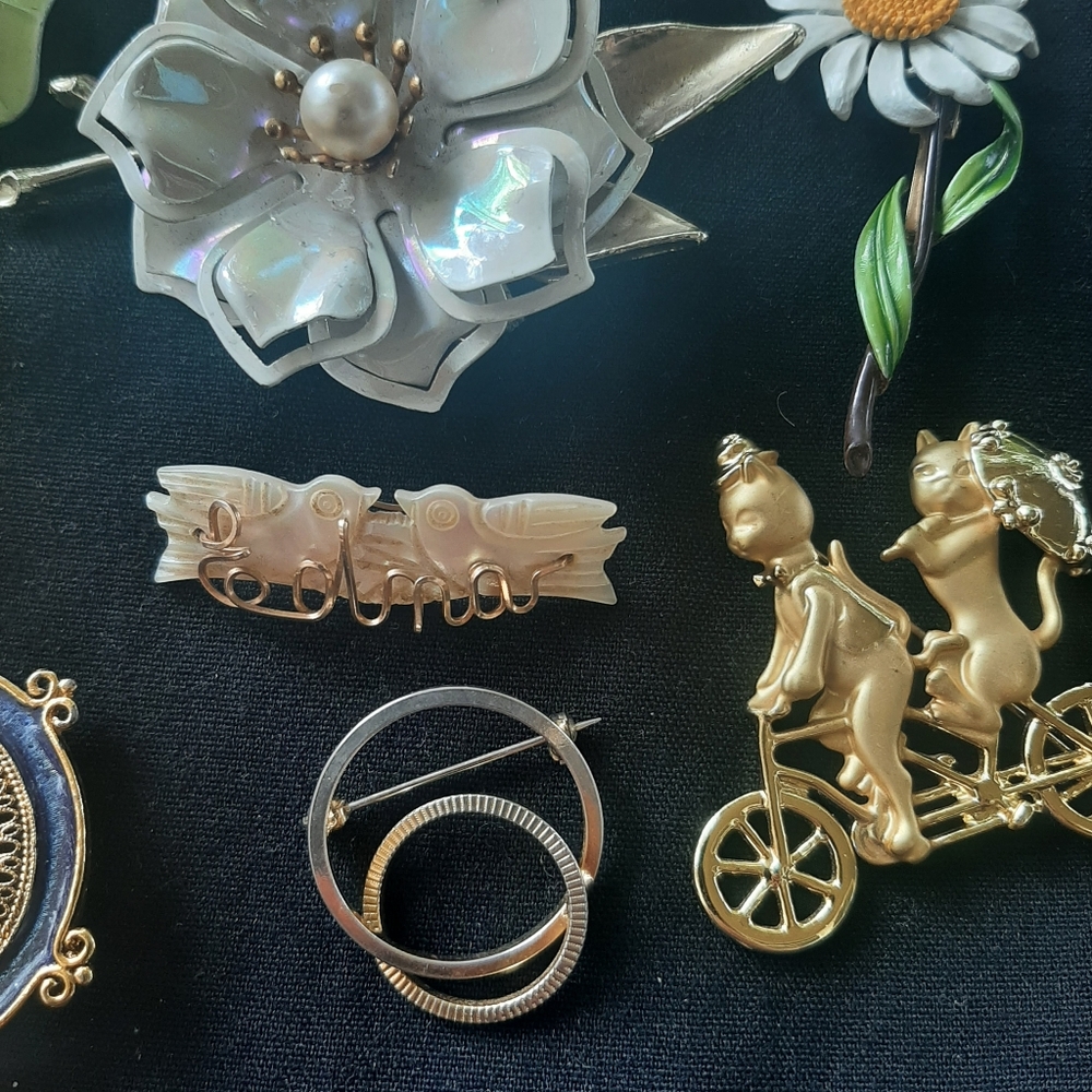 Vintage Brooch Lot- mostly enamels, butterflies and flowers - Picture 5 of 7
